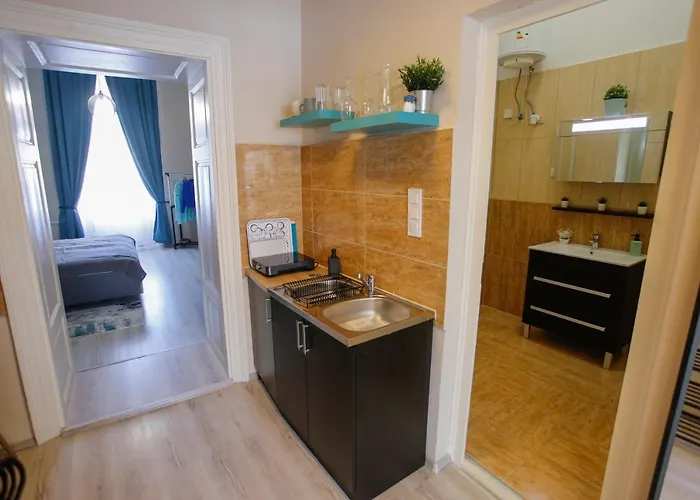 Urania Apartmanhaz Ξενοδοχείο με διαμερίσματα 4*
