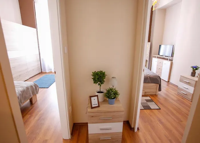 Ξενοδοχείο με διαμερίσματα Urania Apartmanhaz 4*