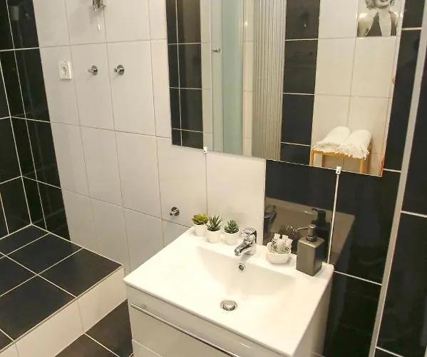 Ξενοδοχείο με διαμερίσματα Urania Apartmanhaz 4*
