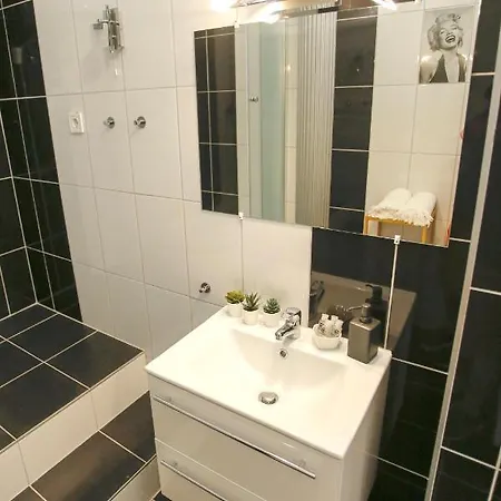 מלון דירות Urania Apartmanhaz 4*
