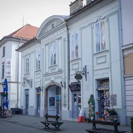 Uránia Apartahotel Eger