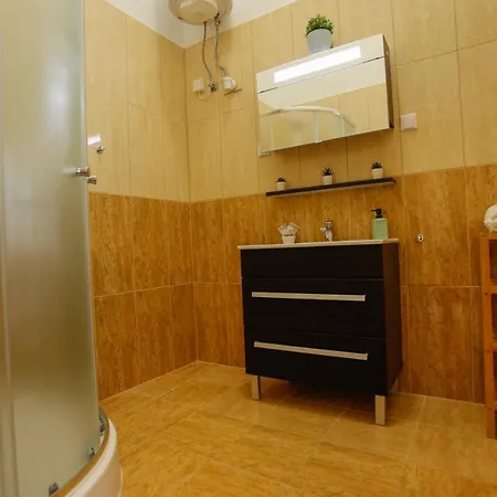 Urania Apartmanhaz 4* אגר