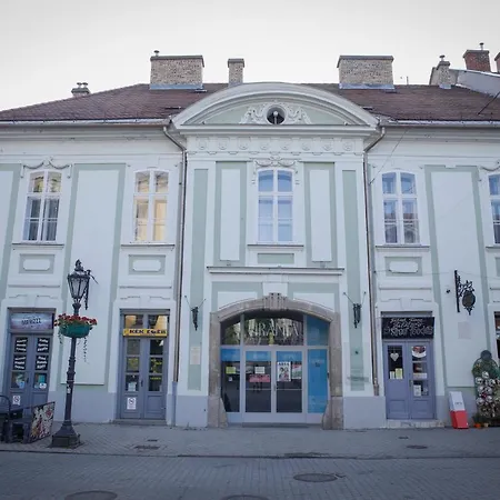 Urania Apartmanhaz Эгер